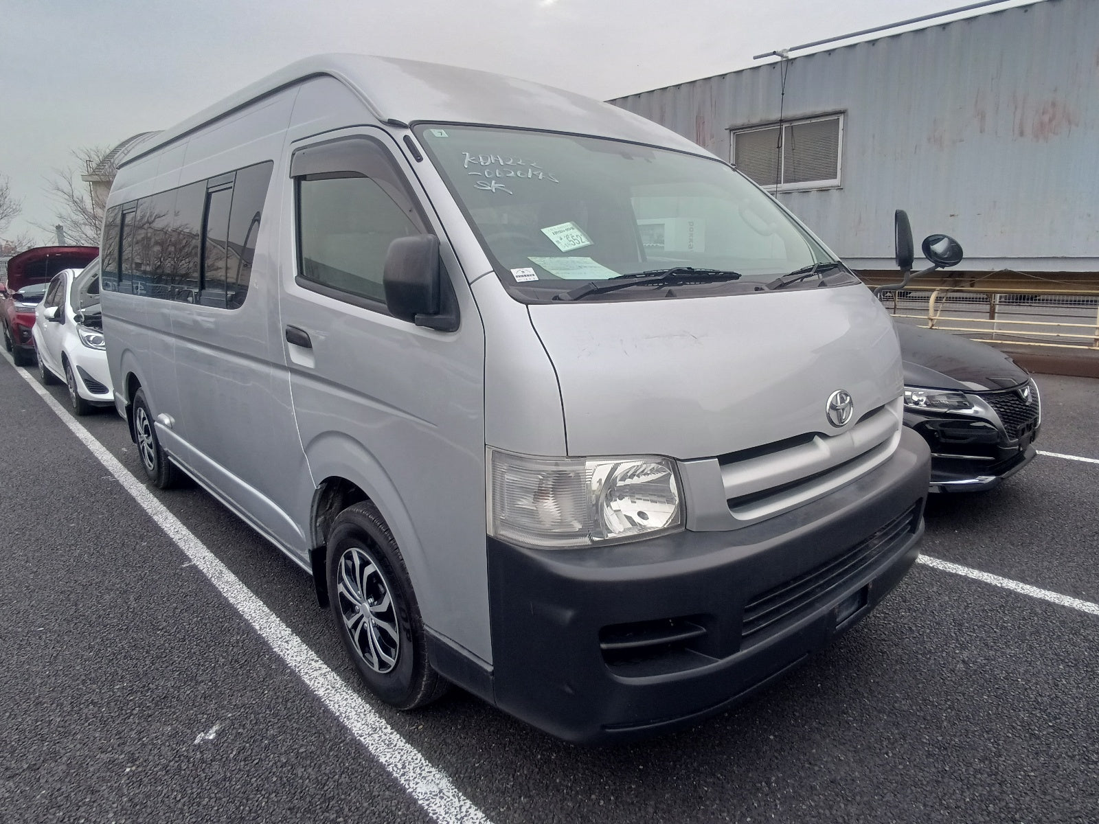 TOYOTA HIACE-15 SEATER 4WD-2006 SILVER