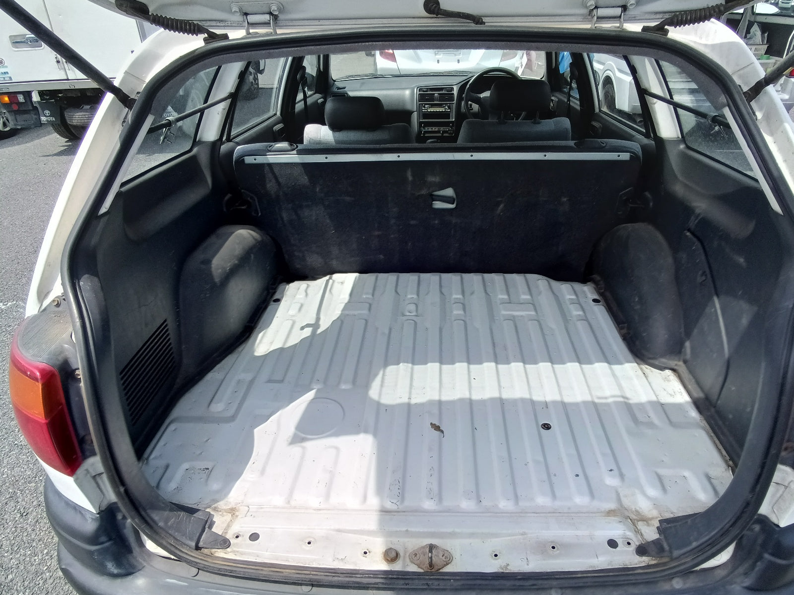 TOYOTA CALDINA VAN 2000 WHITE