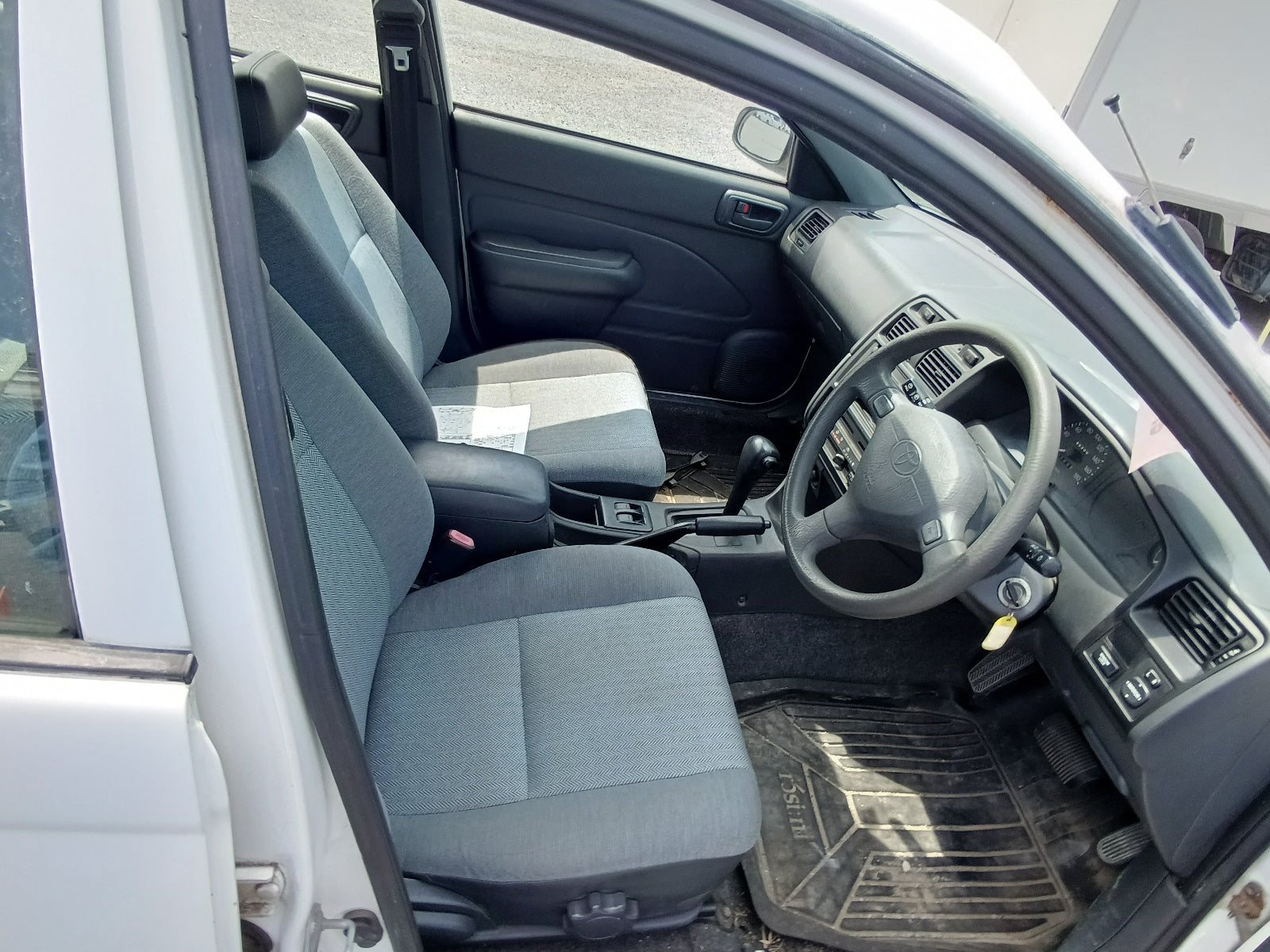 TOYOTA CALDINA VAN 2000 WHITE