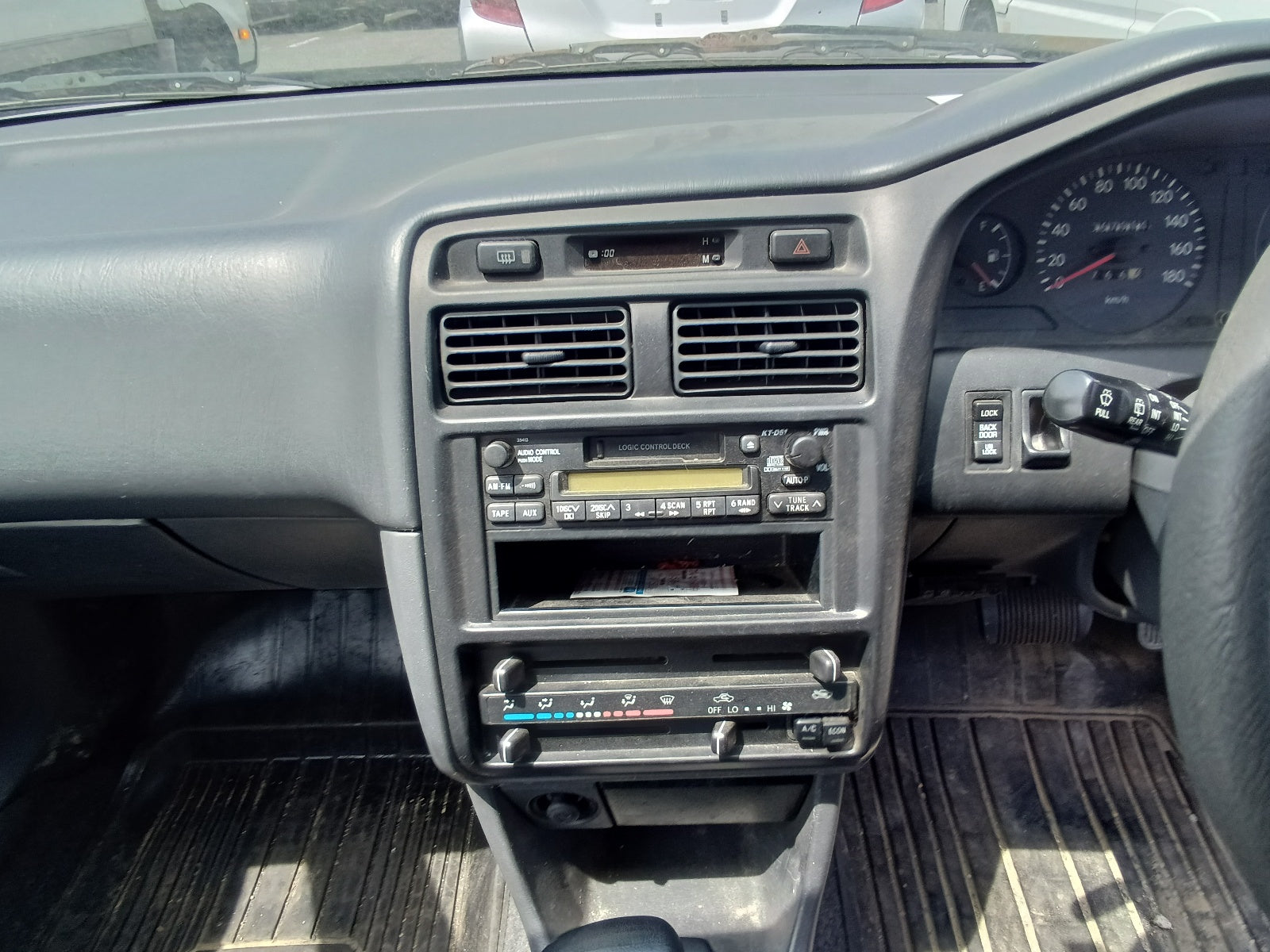 TOYOTA CALDINA VAN 2000 WHITE