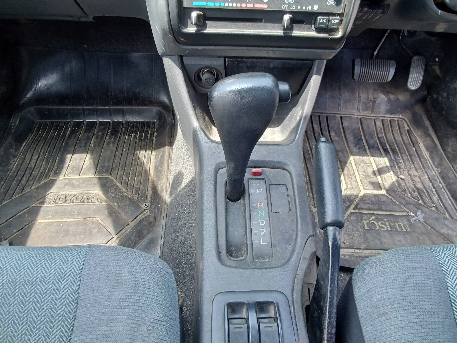 TOYOTA CALDINA VAN 2000 WHITE