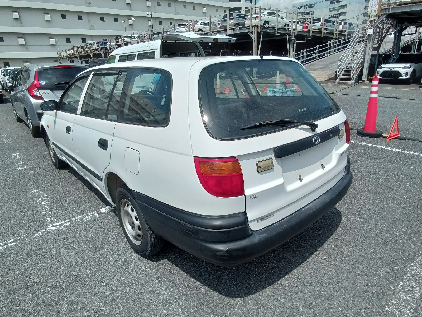 TOYOTA CALDINA VAN 2000 WHITE