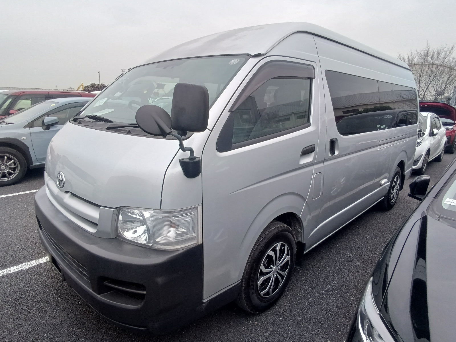 TOYOTA HIACE-15 SEATER 4WD-2006 SILVER