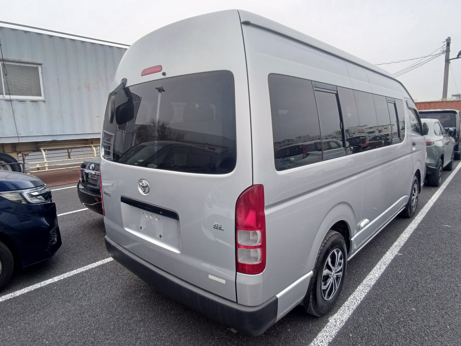 TOYOTA HIACE-15 SEATER 4WD-2006 SILVER