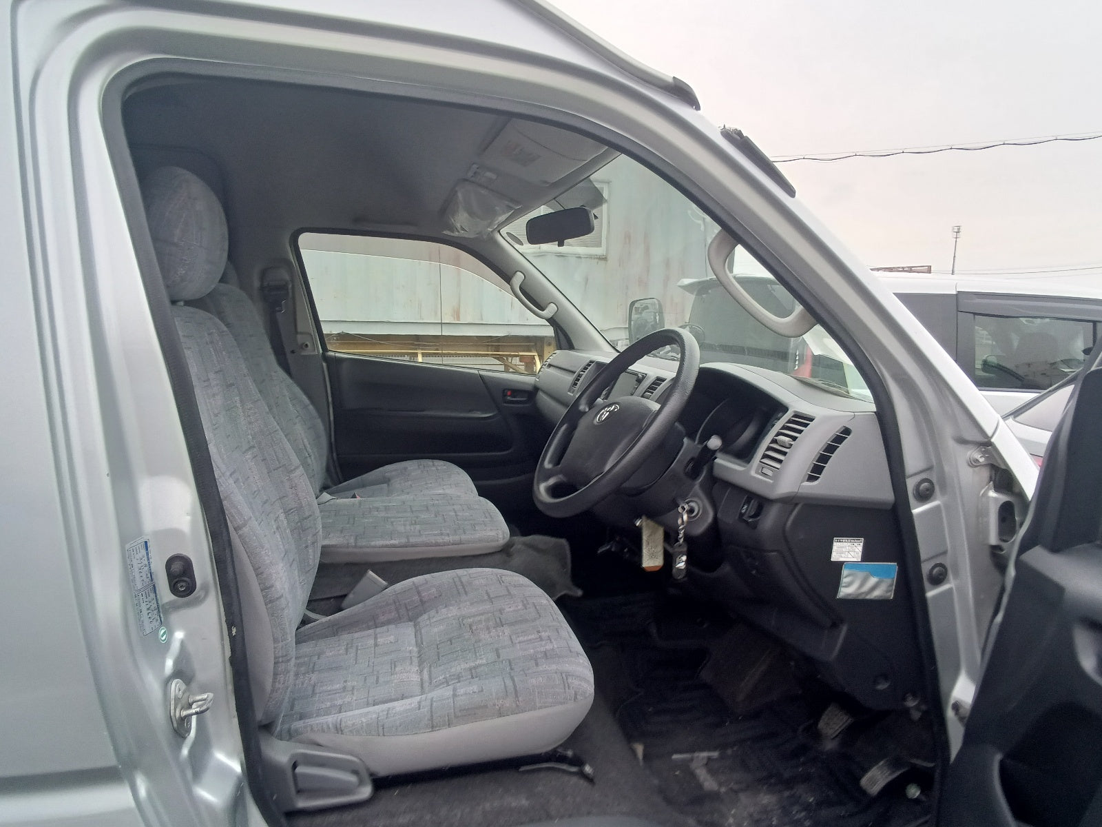 TOYOTA HIACE-15 SEATER 4WD-2006 SILVER