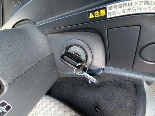 TOYOTA HIACE 2004 WHITE