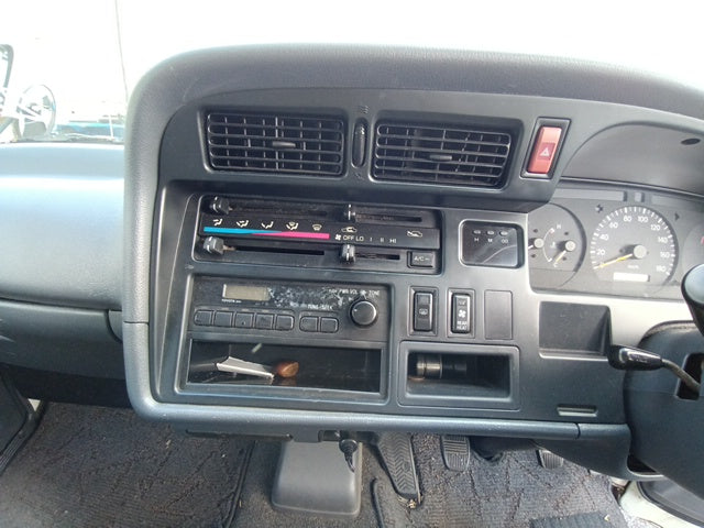 TOYOTA HIACE 2004 WHITE