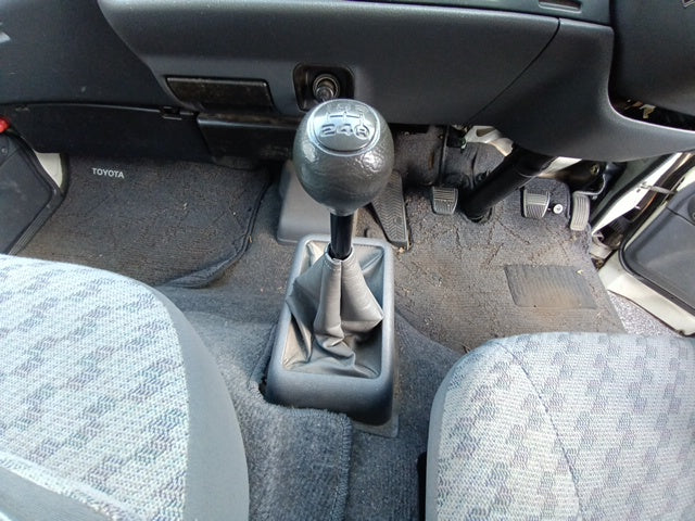 TOYOTA HIACE 2004 WHITE