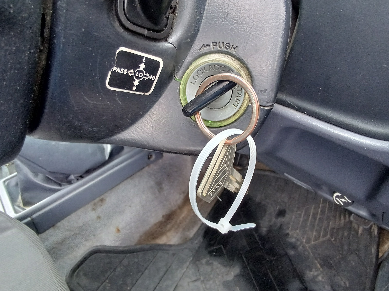 TOYOTA HILUX 2004 NAVY BLUE