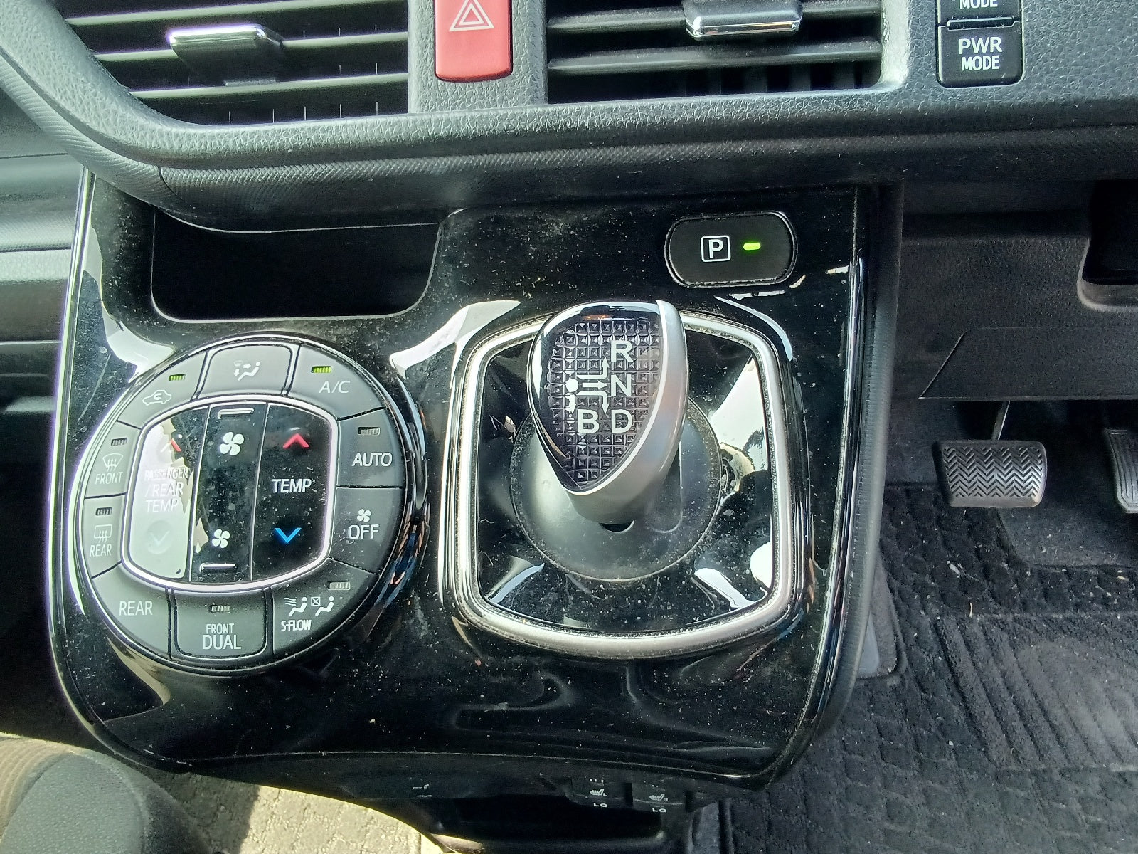 TOYOTA NOAH 2020 SILVER