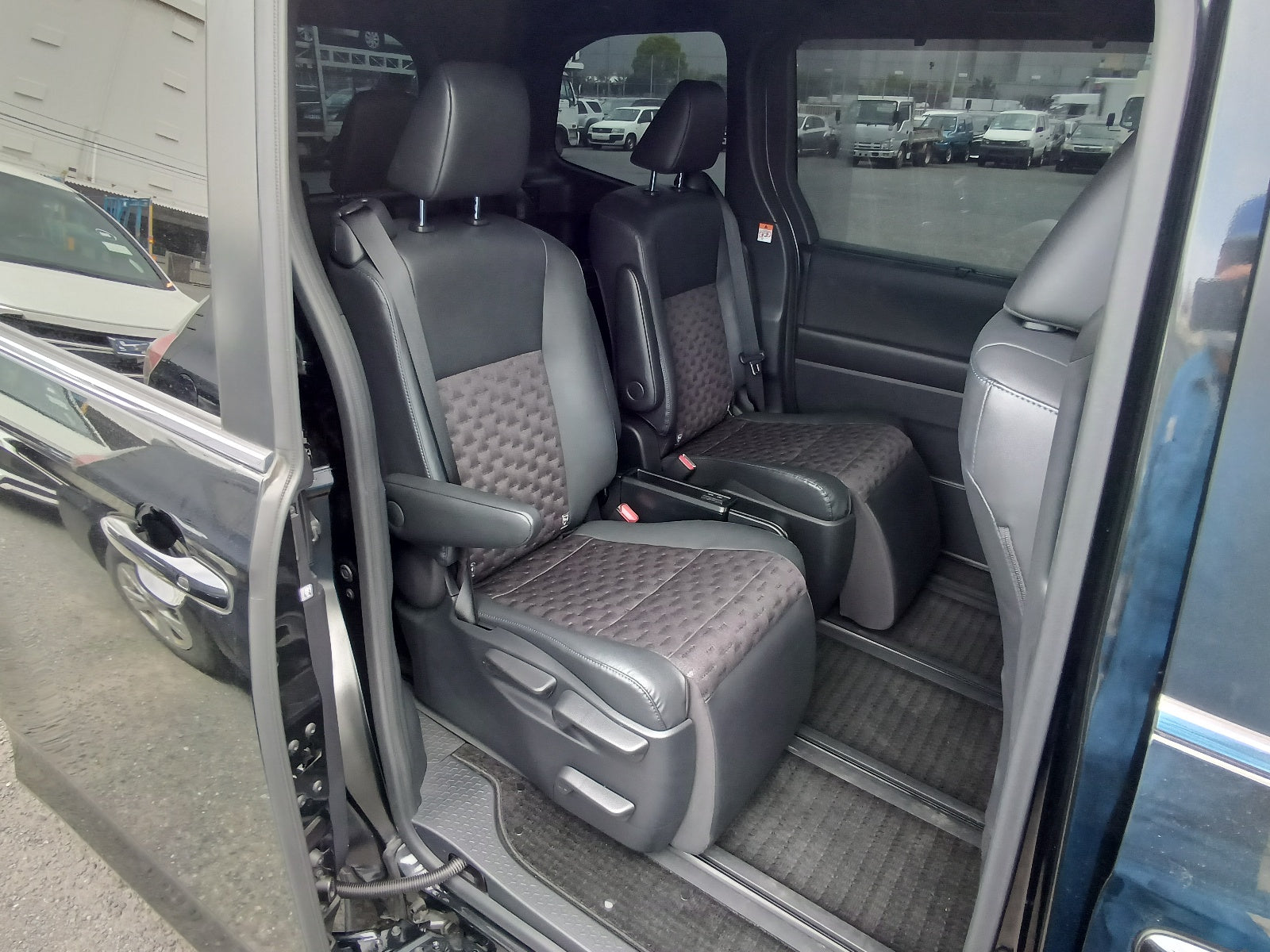 TOYOTA VOXY-2022  BLACK