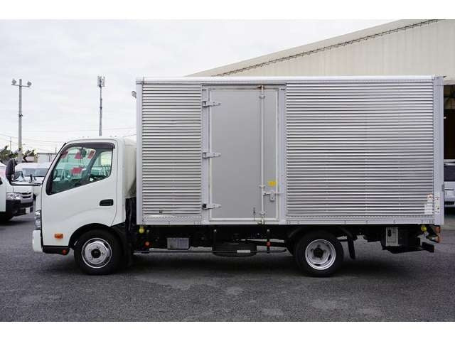 HINO DUTRO-WIDE LONG ALUMINUM VAN . ON GATE ATTACHING -2017